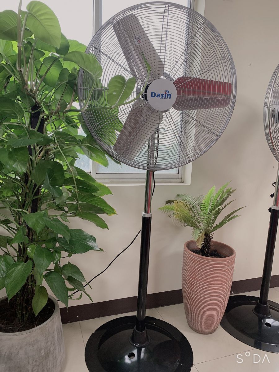 quạt đứng ksm-3076 có 3 cánh