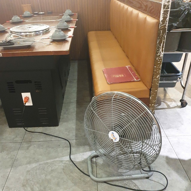 quạt sàn cho nhà hàng 