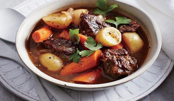 bò hầm rượu vang