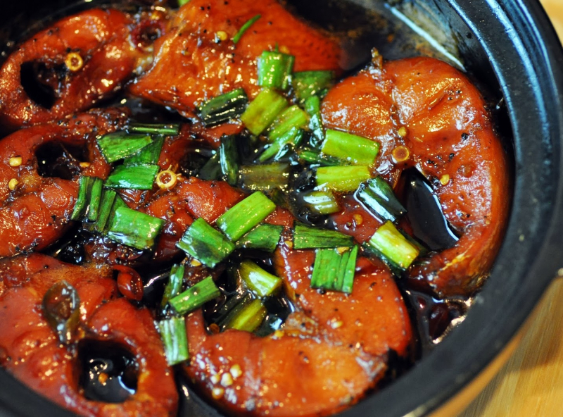 cá kho nồi cơm điện dasin 