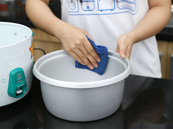 lau chùi nồi cơm điện 