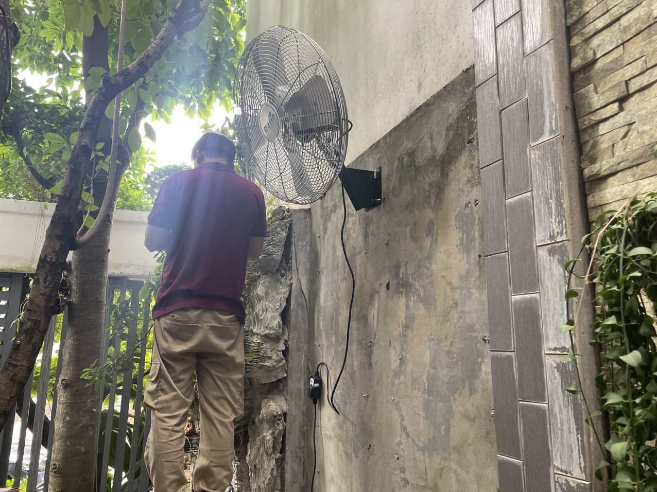 quạt treo tường ngoài trời 