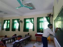 quạt treo tường ỏ trường học 